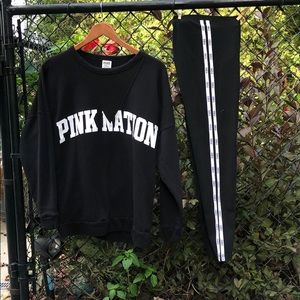 Pink sweatshirt-leggings. Small shirt med leggings